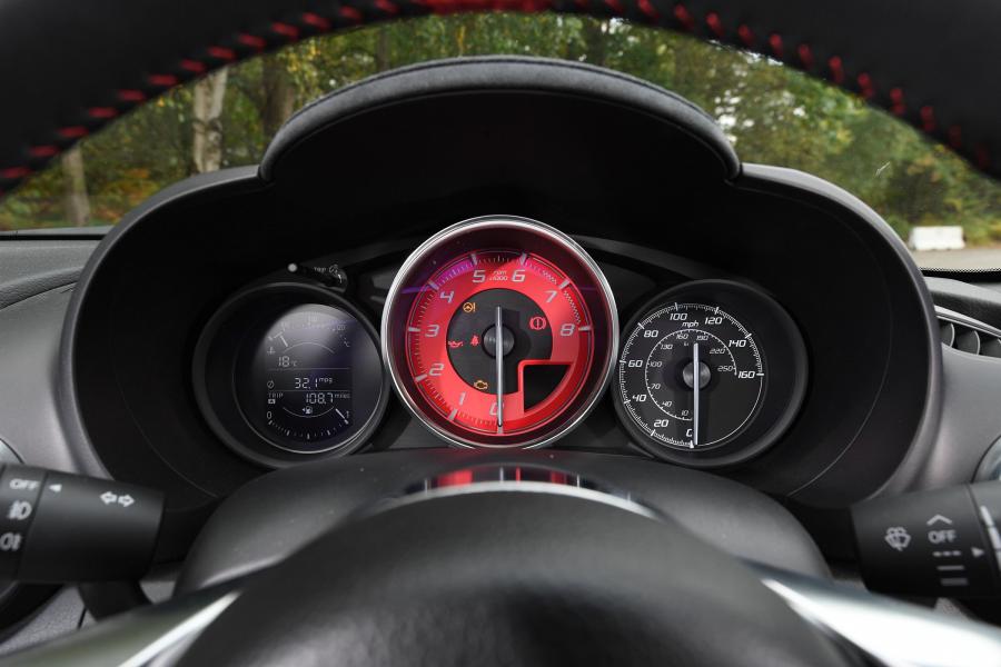 Панель приборов Abarth 124 Spider (348) 2016 года  (UK) (фото 23 из 24)